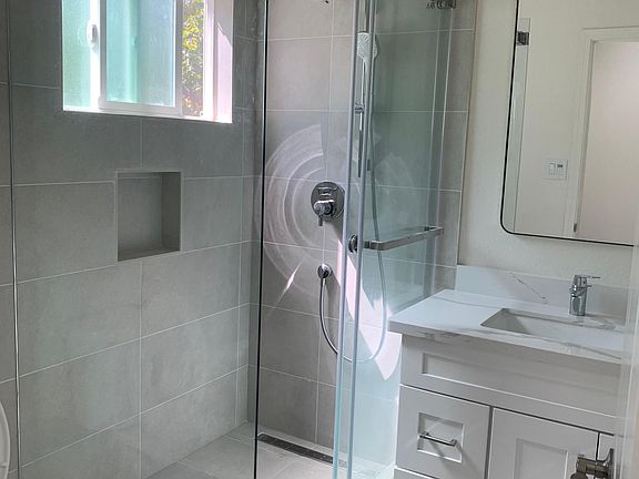 5th image of 3740B Grove Ln