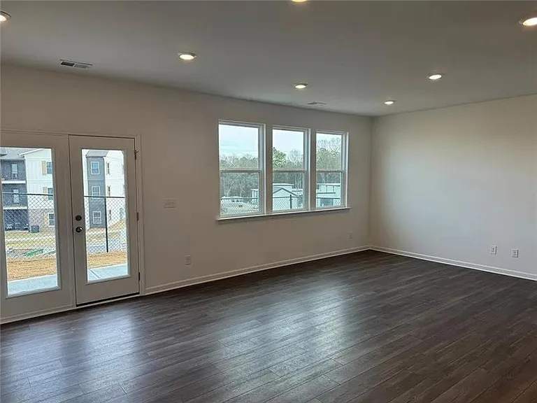 100 Mission Blvd — Photo 3