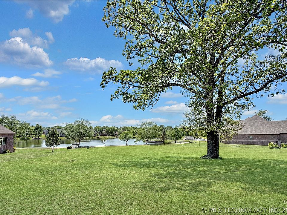 1st image of 725 W Northlake Dr
