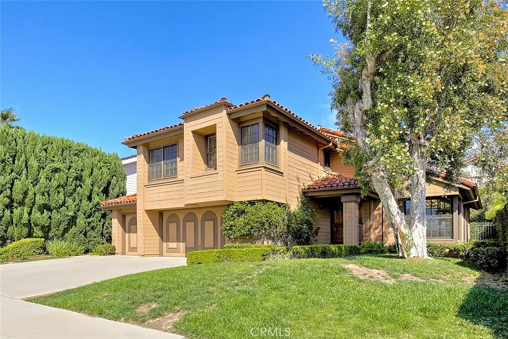 4 bed, 2.5 bath, 2506 sqft, $6,900 — Photo 2