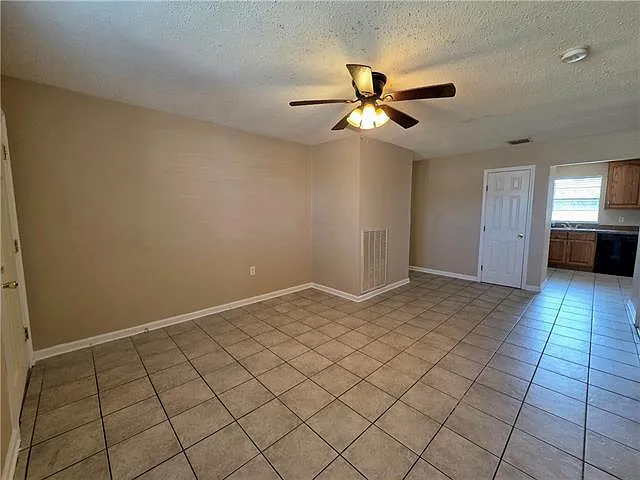 3 bed, 2.0 bath, 1060 sqft, $1,800 — Photo 3