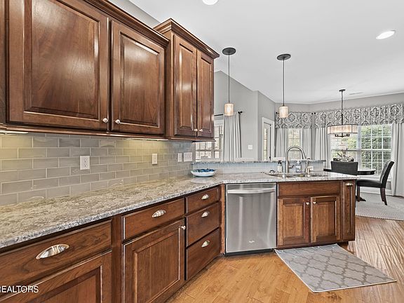 4th image of 809 Brookshire Blvd