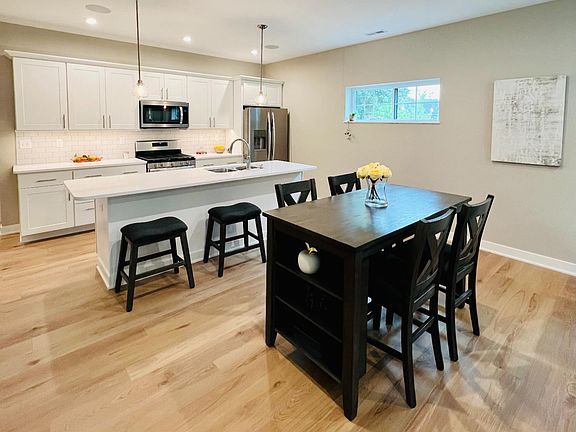 4th image of 1901 Woodglen Cir