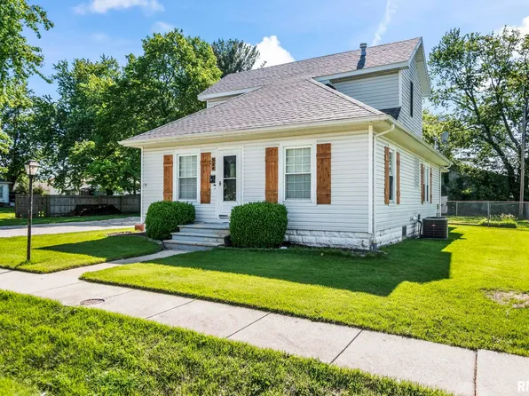 324 Edwards St, Nokomis, IL 62075