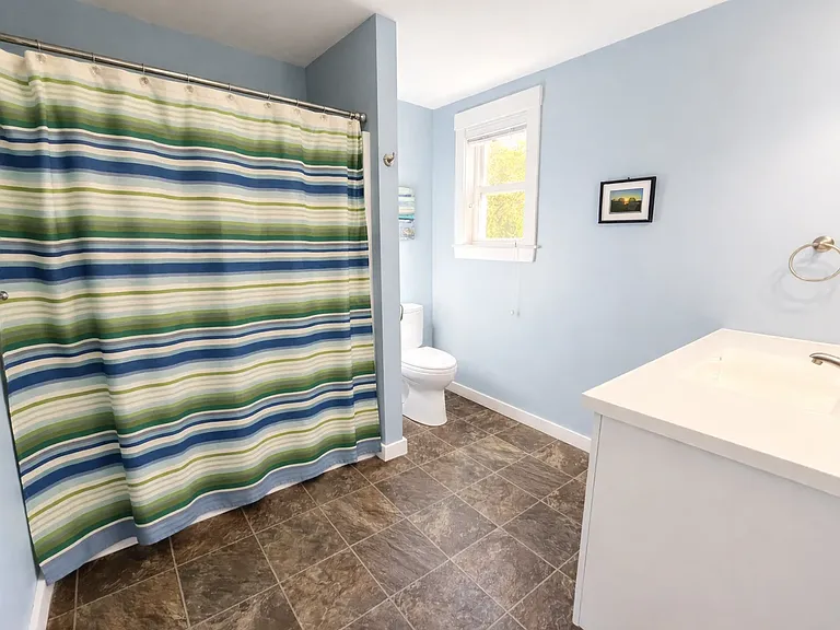 Primary ensuite full bath with tub/ shower combo