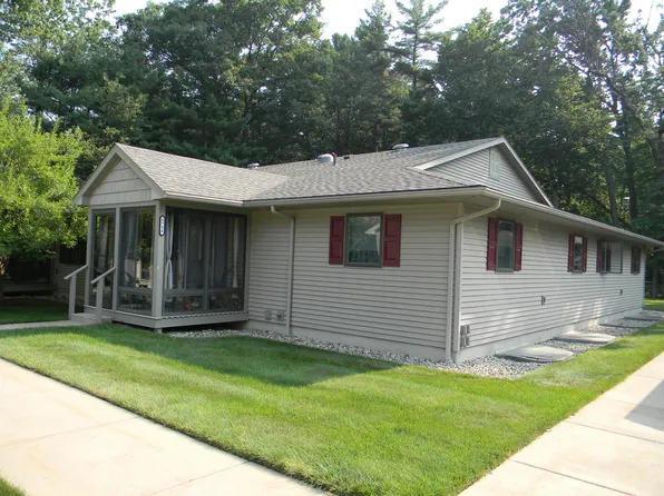 5756 W Brookwood Pl, Ludington, MI 49431