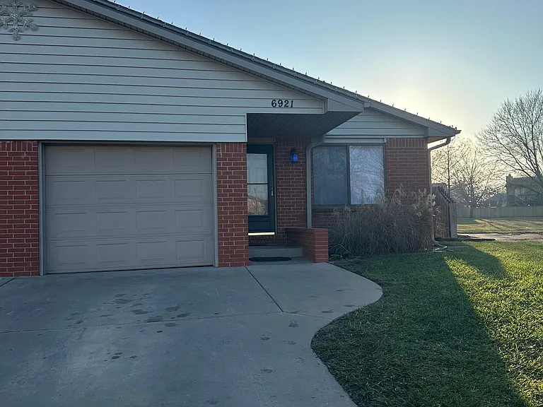 6921 W Oneil Ct — Photo 2
