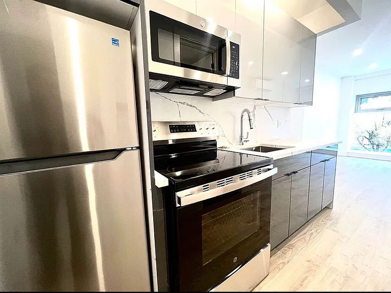 136 Delancey St #1 — Photo 4