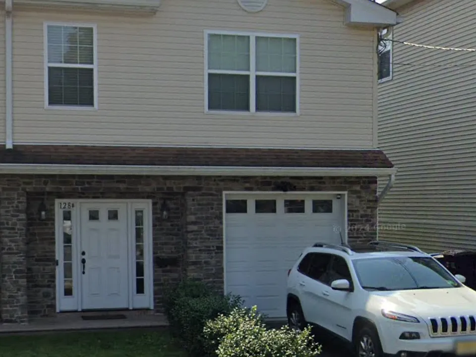 128 Astoria Pl #B