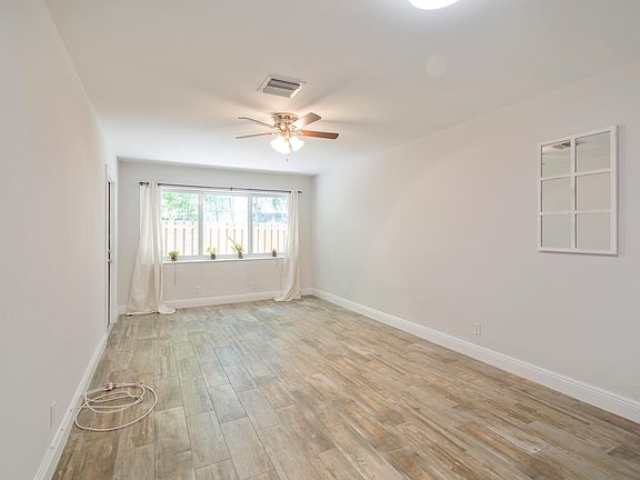 3rd image of 823 SE 14th St APT 5