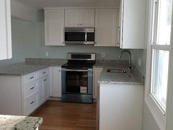 Kitchen - has dining counter