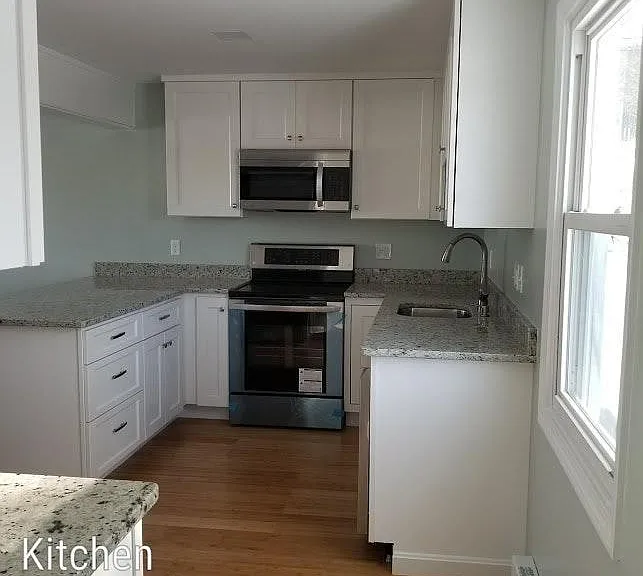 Kitchen - has dining counter