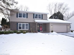 4 S Northampton Dr, Geneva, IL 60134