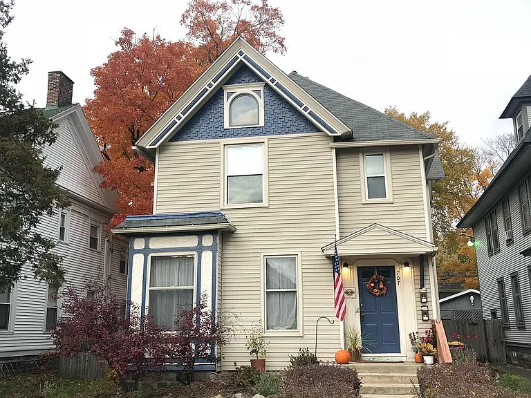 707 Fountain St NE — Photo 1