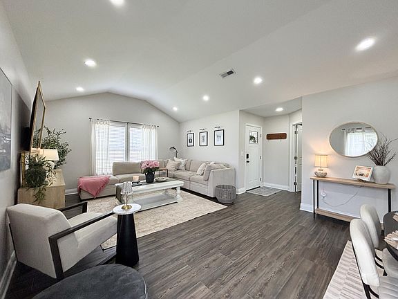 5th image of 290 Clover Cres