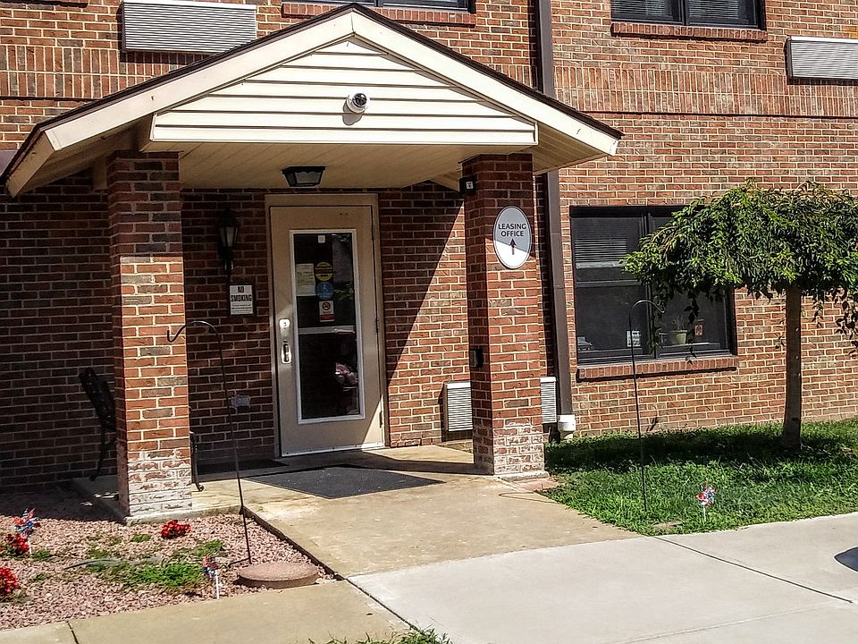 2nd image of 1600 Adams Ln #1