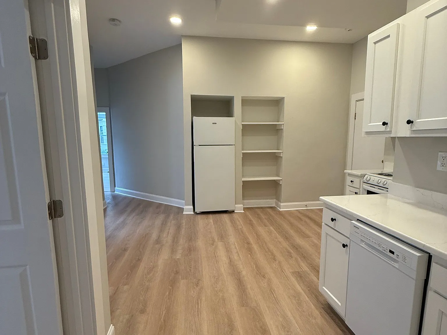 3 bed, 1.5 bath, $5,850 — Photo 3