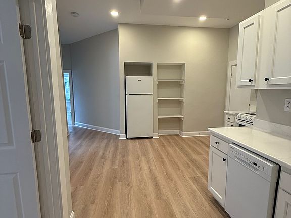 3rd image of 38 Hemenway St APT 2L