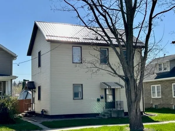 706 S Mechanic St, Decorah, IA 52101