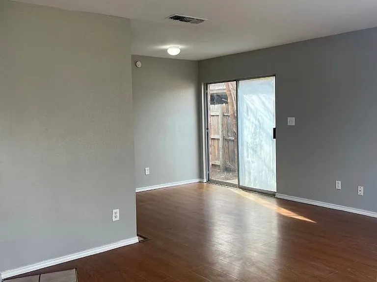 305 Casie Ct — Photo 6