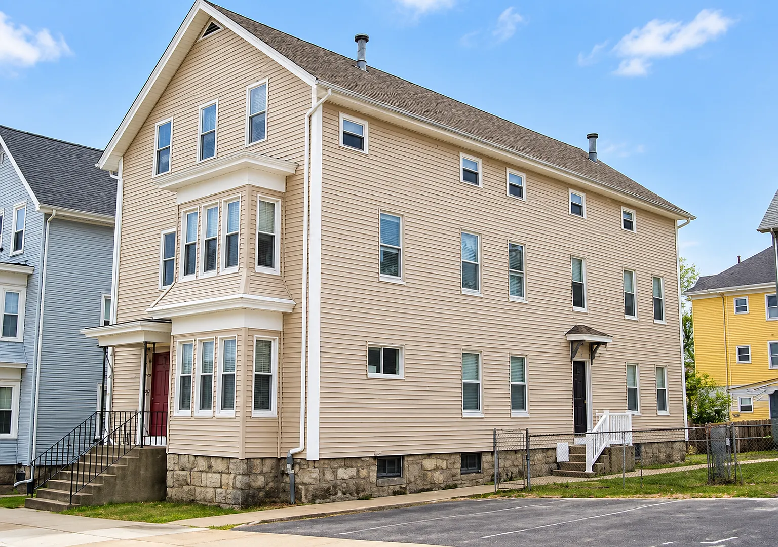 686 Plymouth Ave — Photo 1
