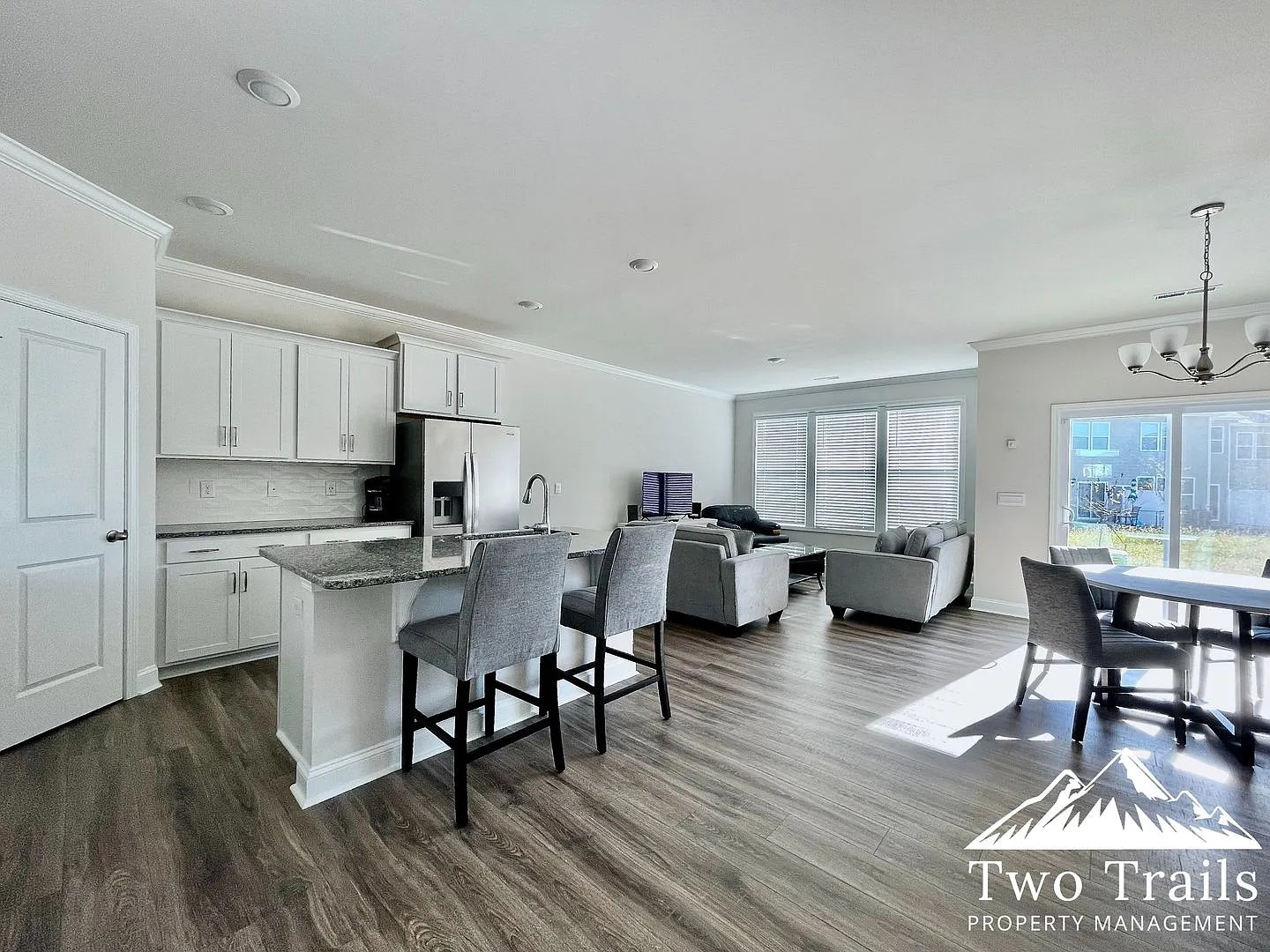 Fully Furnished New Construction — Photo 2