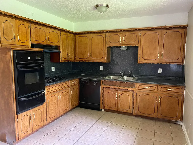 637 Royal Ave — Photo 4