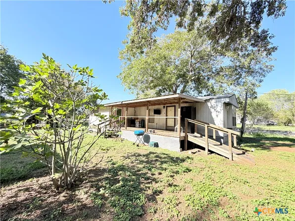 204 Hope St, Yoakum, TX 77995