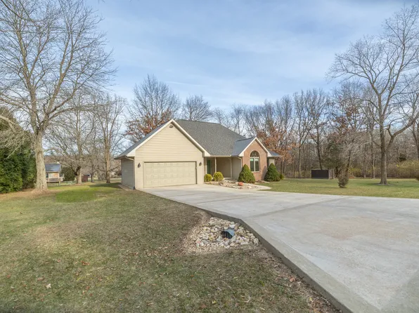 307 Portage Ln, Dixon, IL 61021