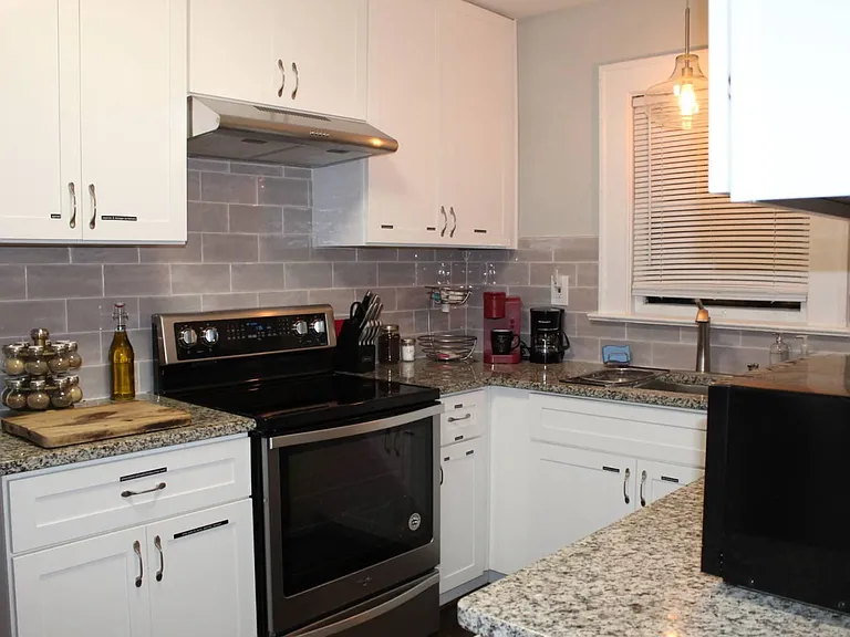 1302 Clermont Ave — Photo 4