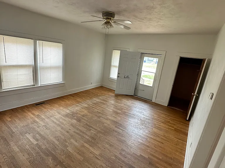 1014 Barnes St — Photo 2