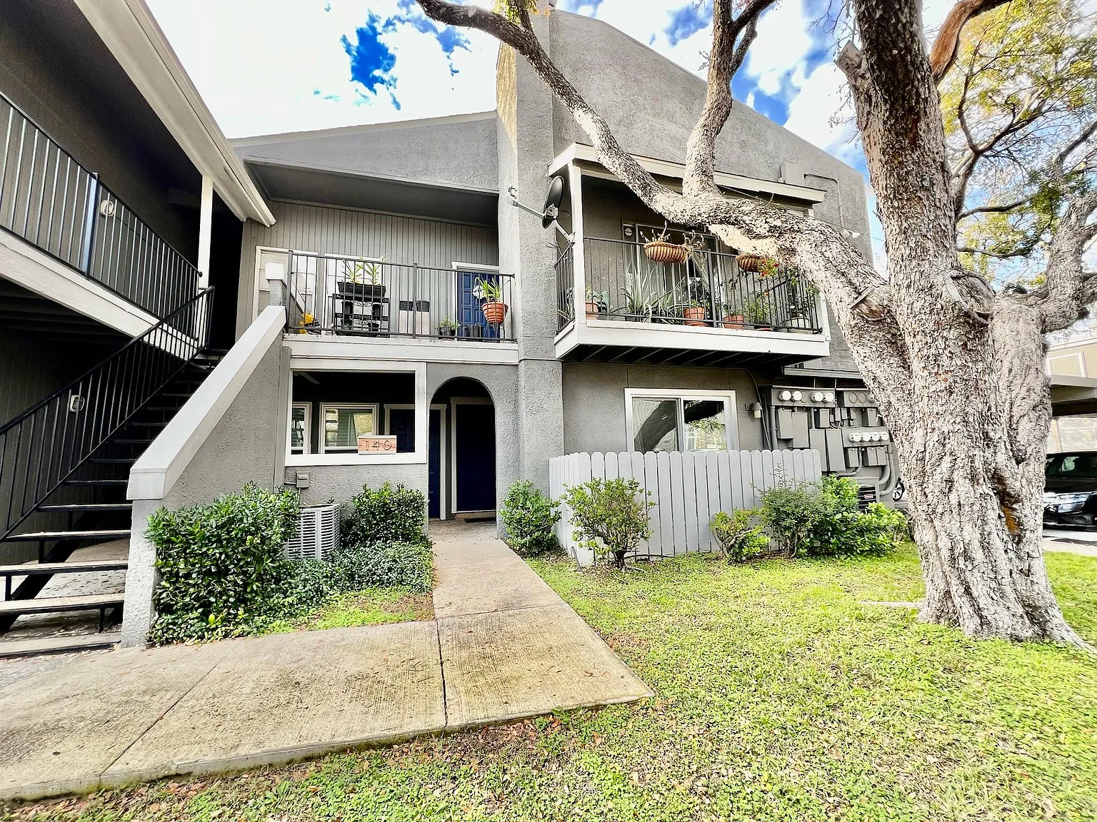 2 bed, 1095 sqft, $1,950 — Photo 1