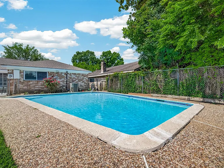 9422 Kristin Dr — Photo 43