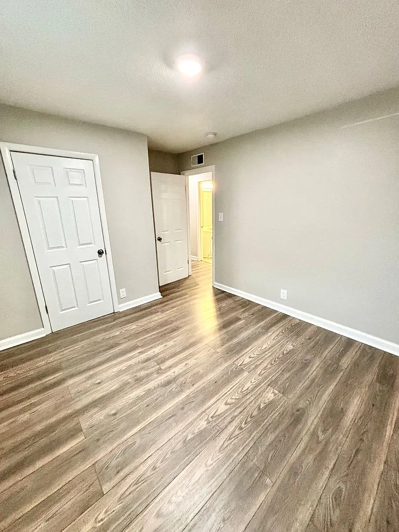 2215 Sutton-Move in ready! — Photo 3