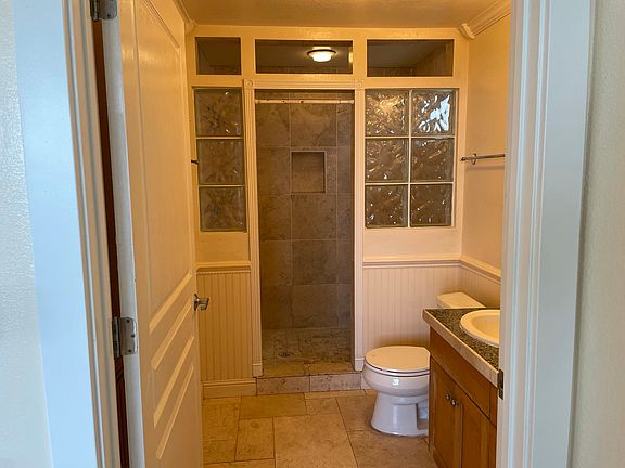 Primary bedroom bathroom