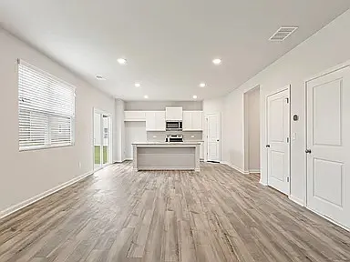 4 bed, 2400 sqft, $2,600 — Photo 2