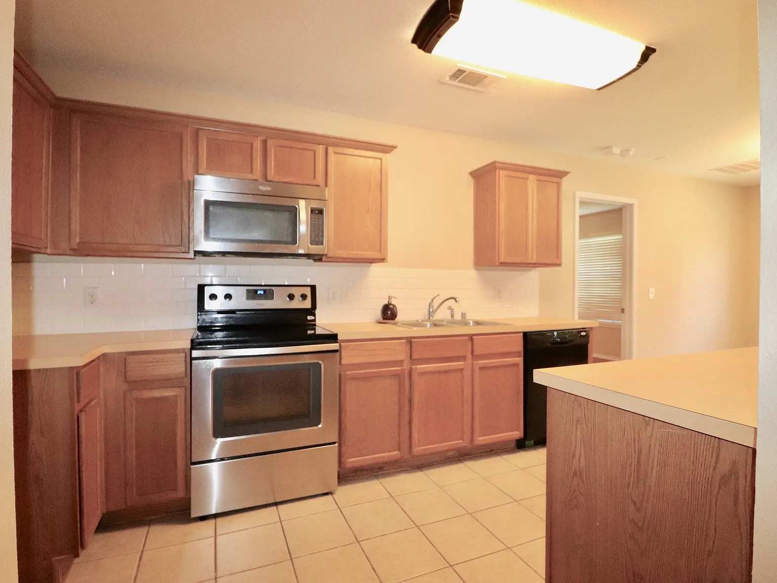 3 bed, 1561 sqft, $1,995 — Photo 2