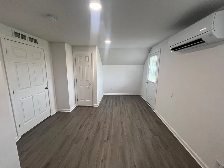 1043 Ross Ln — Photo 12