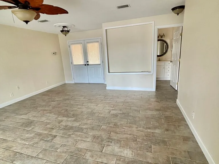 500 SE 16th Ter — Photo 2