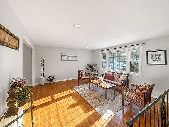 5th image of 10 Thoreau Rd