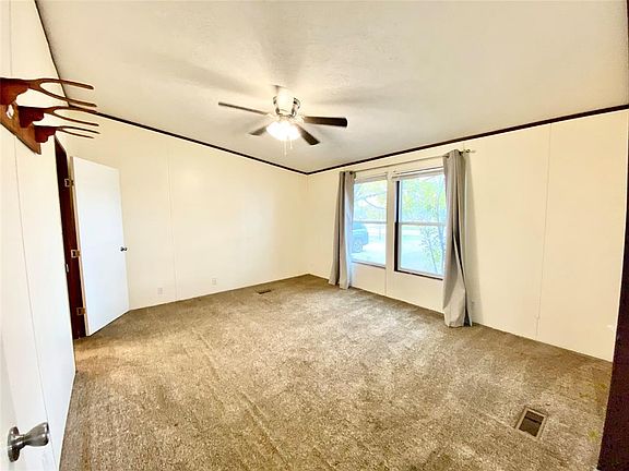 3rd image of 10423 Glenwood Dr