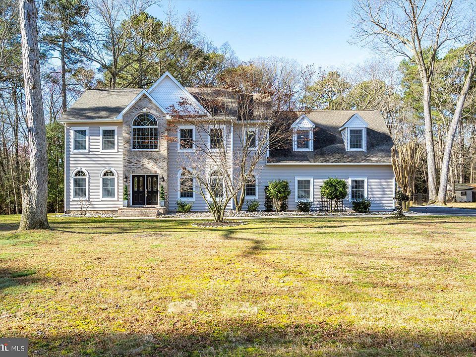 1st image of 4 Woodland Dr