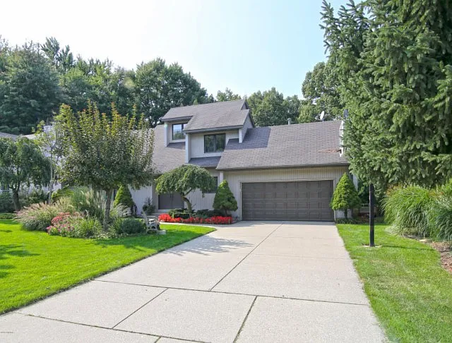 2511 McIntosh Ave NE photo 1