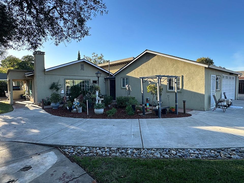 1st image of 2399 Mistletoe Ave