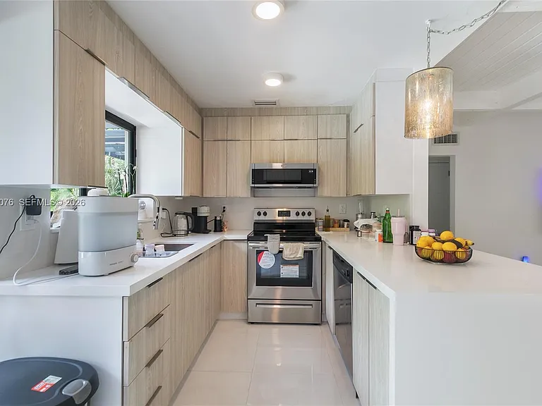 1955 Alamanda Dr — Photo 24