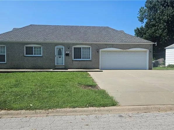 218 SW Opal Dr, Lees Summit, MO 64081