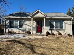 306 Bayshore Dr, Lake Bluff, IL 60044