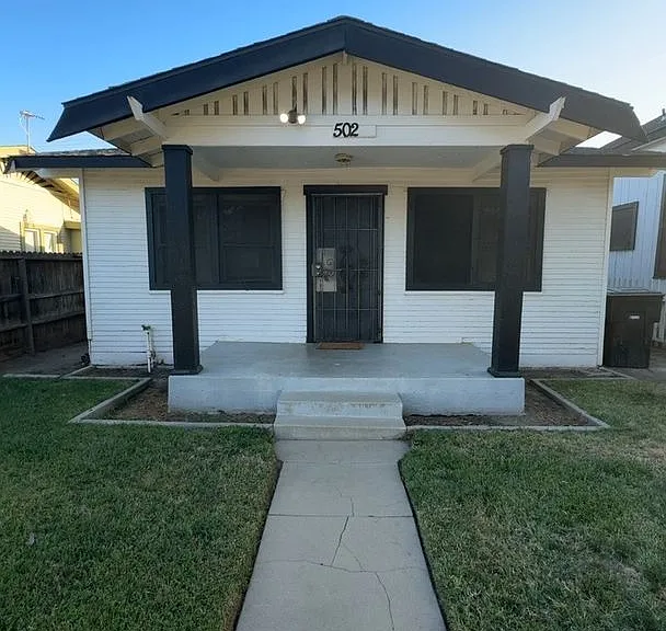 502 W School St — Photo 2