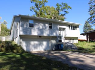 411 Holland St, Le Claire, IA 52753