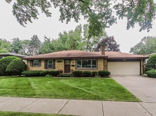 892 Sioux Dr, Elgin, IL 60120